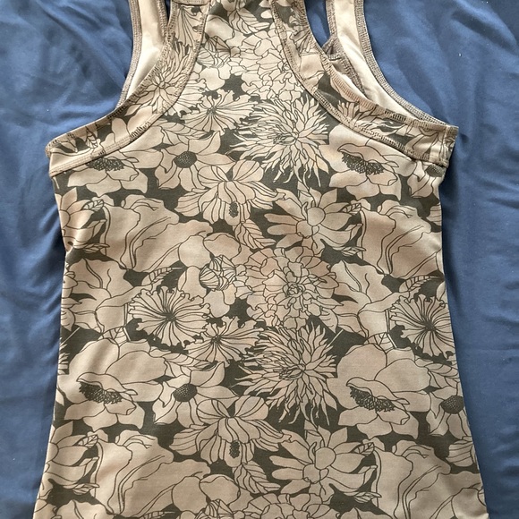Gray Floral Sleeveless Top - Picture 2 of 4